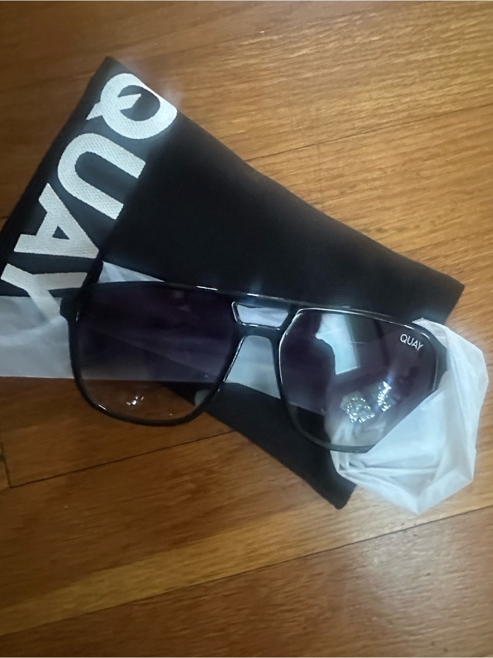 Quay On the Fly Black Aviator Sunglasses, unisex brand new